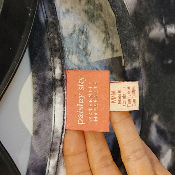 Paisley Sky Maternity tee l Size Medium l tie dye, shoulder pads - Picture 4 of 7